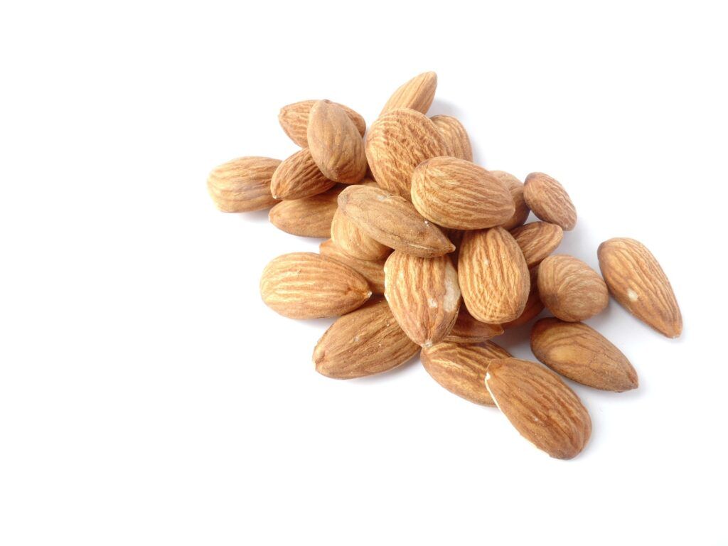 Almendras peladas listas para comer